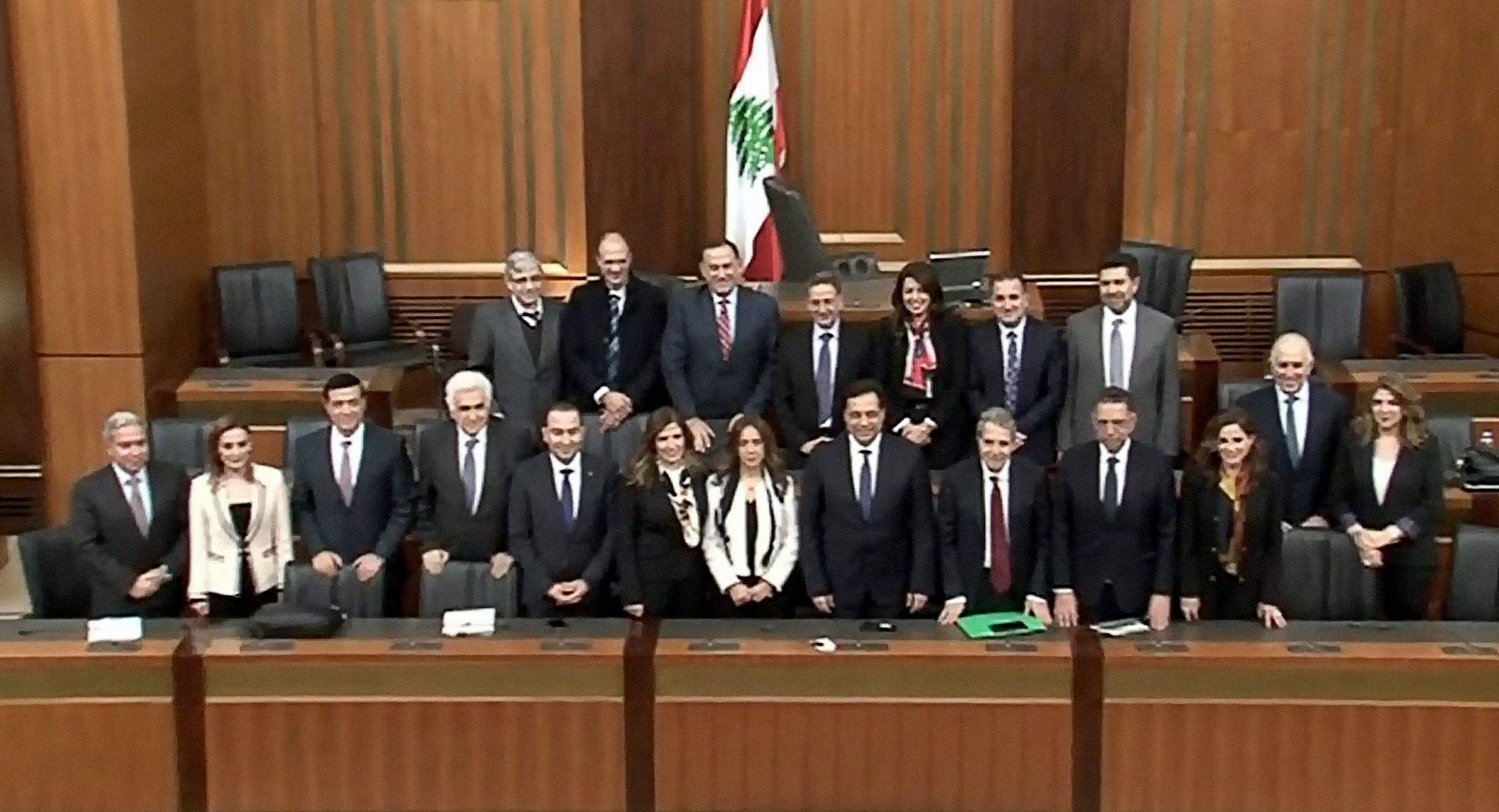 صورة النواب يؤكدون ثقتهم بالحكومة رغماً عن الرعاع الذين انتخبوهم