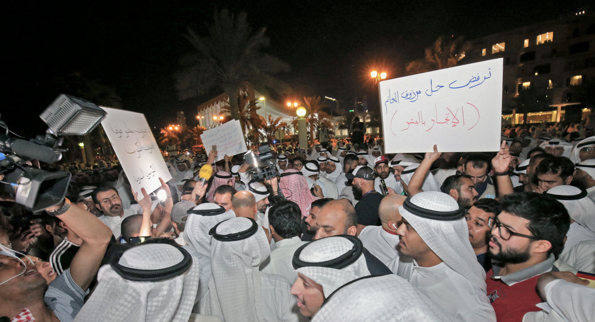 صورة السلطات الكويتية تُحقِّق مع مسؤولين بتهم فساد بعد سماحهم لمواطنين بالتظاهر ضدَّ الفساد