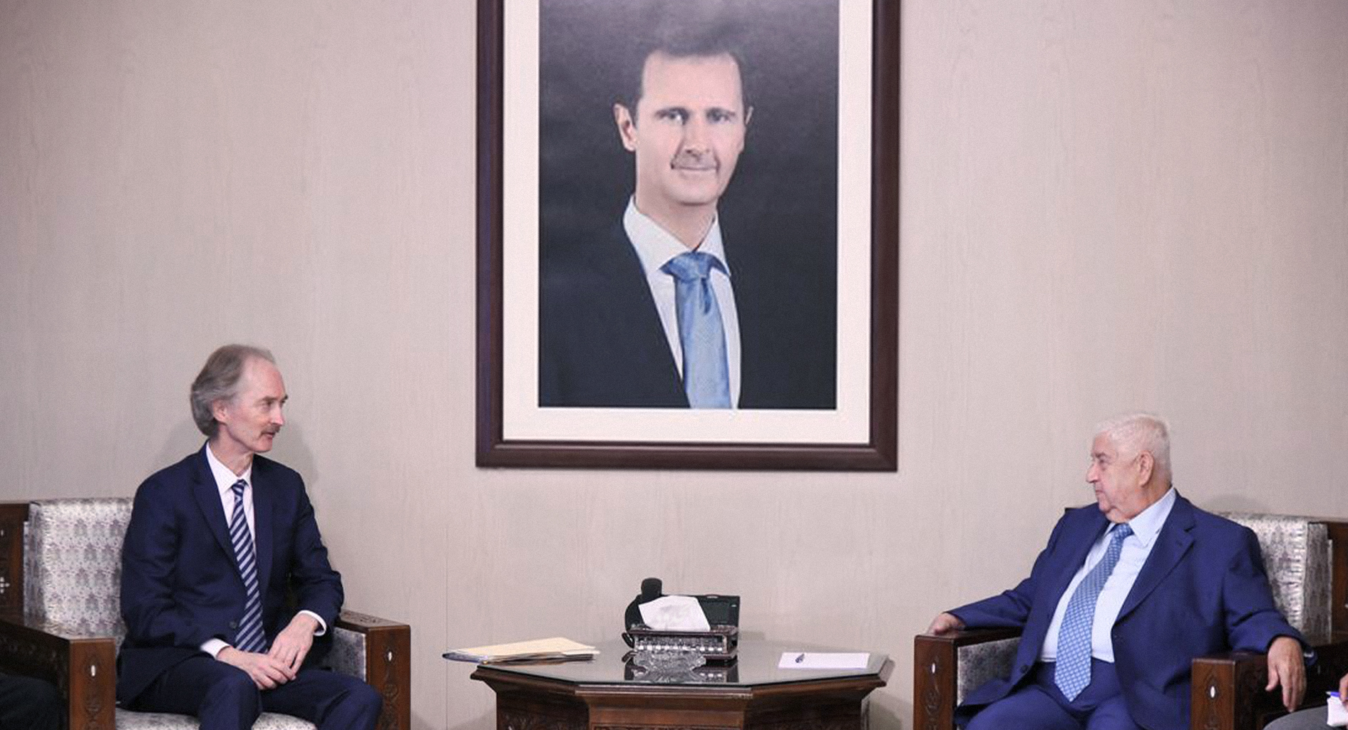 صورة الحكومة السورية تؤكد حرصها على صياغة دستور توافقي يضمن انتقالاً سلمياً للسلطة من الأسد إلى بشار