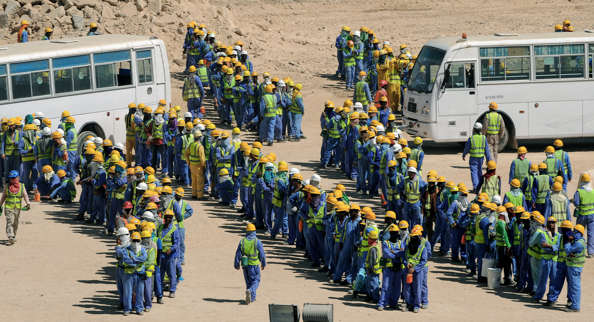 صورة مخاوف في قطر من موت كلّ العمال حَرّاً قبل انتهائهم من تبريد الملاعب