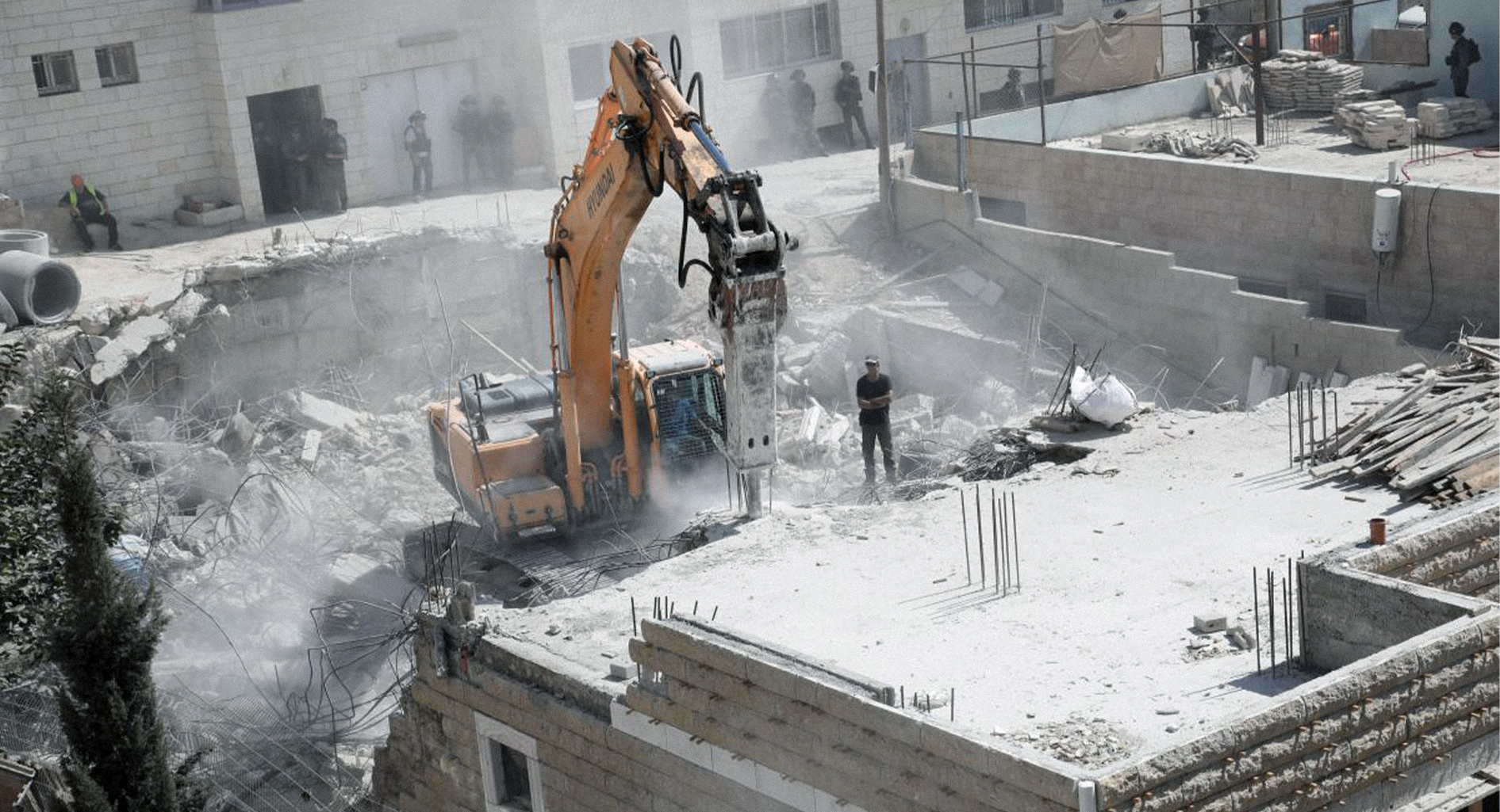 صورة إسرائيل توافق على بناء ٧٠٠ منزل للفلسطينيين لتتسلَّى بهدمها لاحقاً
