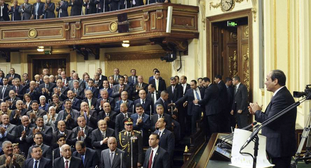 صورة البرلمان المصري يصوِّت على تعديل الدستور ليصبح مُعيَّنًا من قبل السيسي