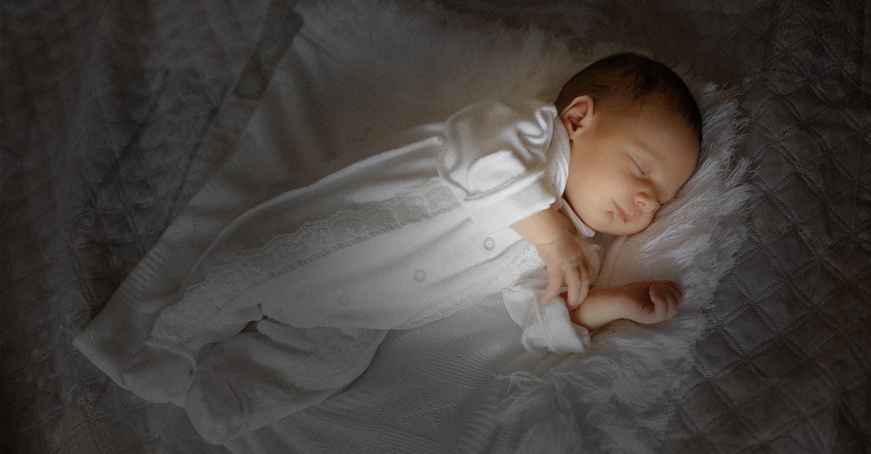 صورة رضيع ينام مرتاح البال بعد أن تأكد من فقدان والديه القدرة على النوم