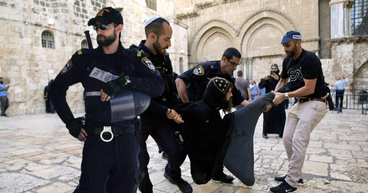 صورة جندي إسرائيلي يبحث عن راهب بوذي ليعتقله في القدس ليُكمل البورتفوليو