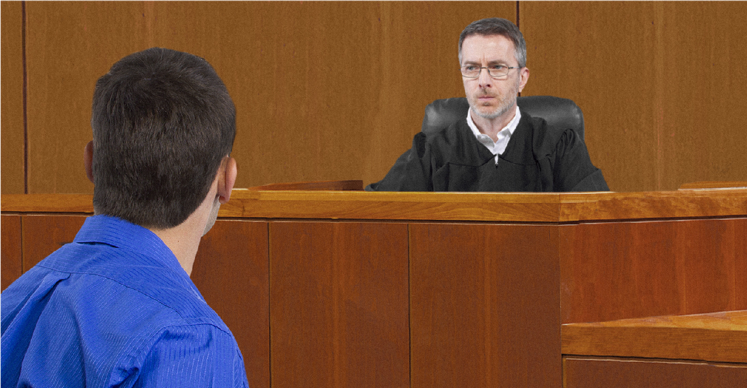 صورة قاضٍ يضطر لحبس مغتصِب تعذّر تزويجه ضحيته لزواجه من أربع ضحايا سابقات
