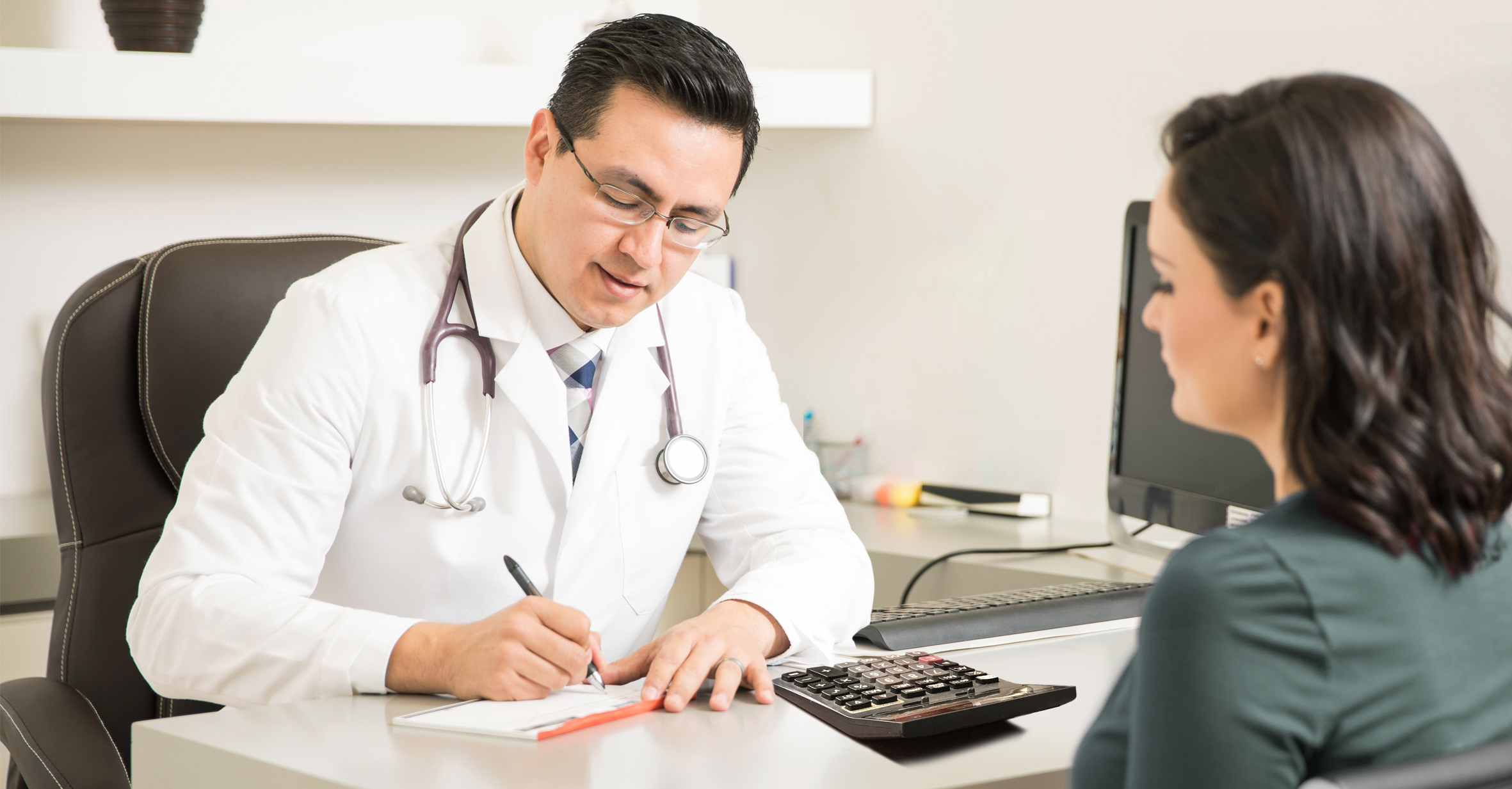 صورة طبيب يصف للمرضى دواءً مفيداً جداً لحسابه البنكي عندما تحوِّل له شركة الدواء نسبته من المبيعات