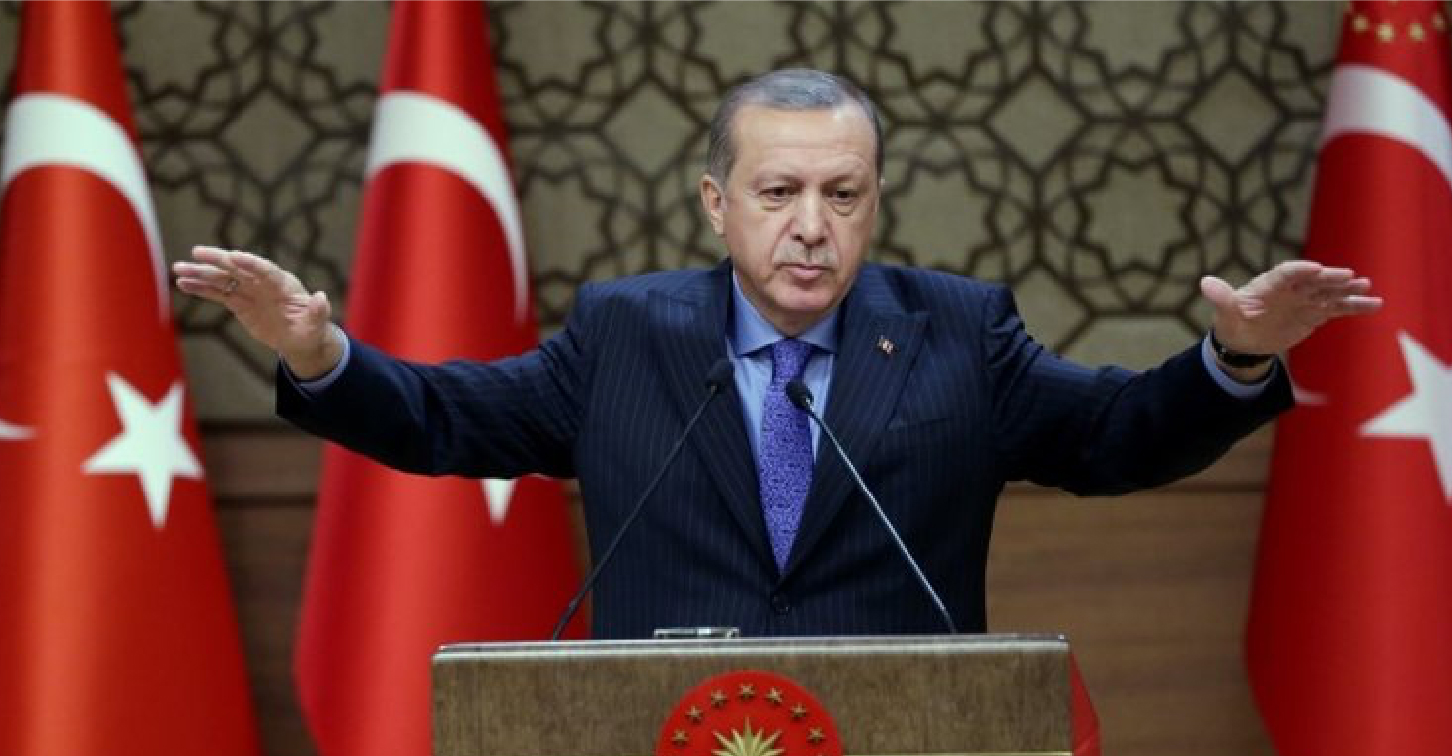 صورة إردوغان يطمئن العلمانيّين بأنه سيُسقط تهمة العلمانية عنهم في حال صوّتوا له