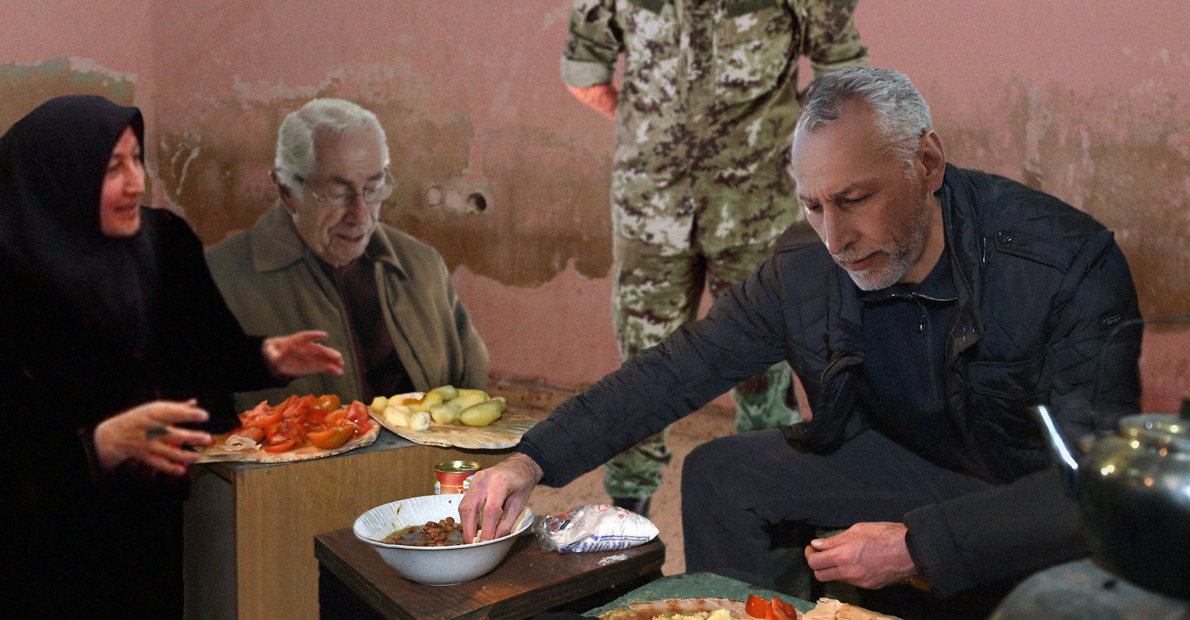 صورة الزعيم المتواضع يقبل مشاركة مواطنٍ فقيرٍ طعامه