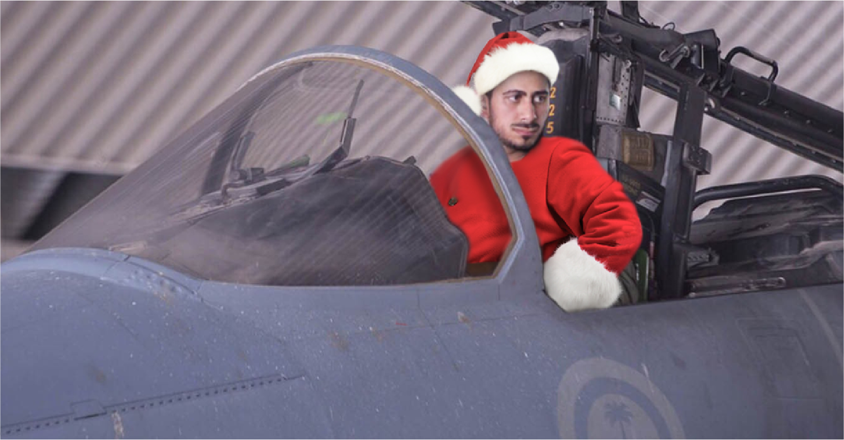 صورة السعودية تفرض على طياريها ارتداء ملابس بابا نويل أثناء إلقاء الهدايا على الأطفال في اليمن