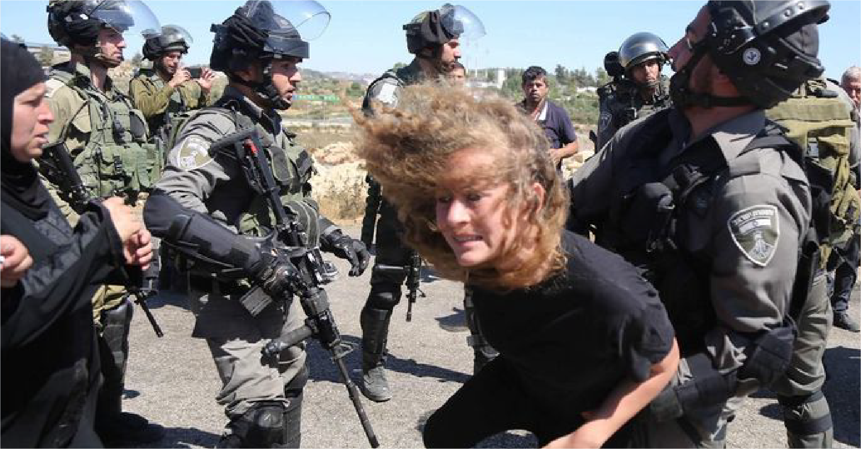 صورة بواسل الجيش الاسرائيلي يتمكنون من القبض على طفلة فلسطينية والعودة لقواعدهم بسلام