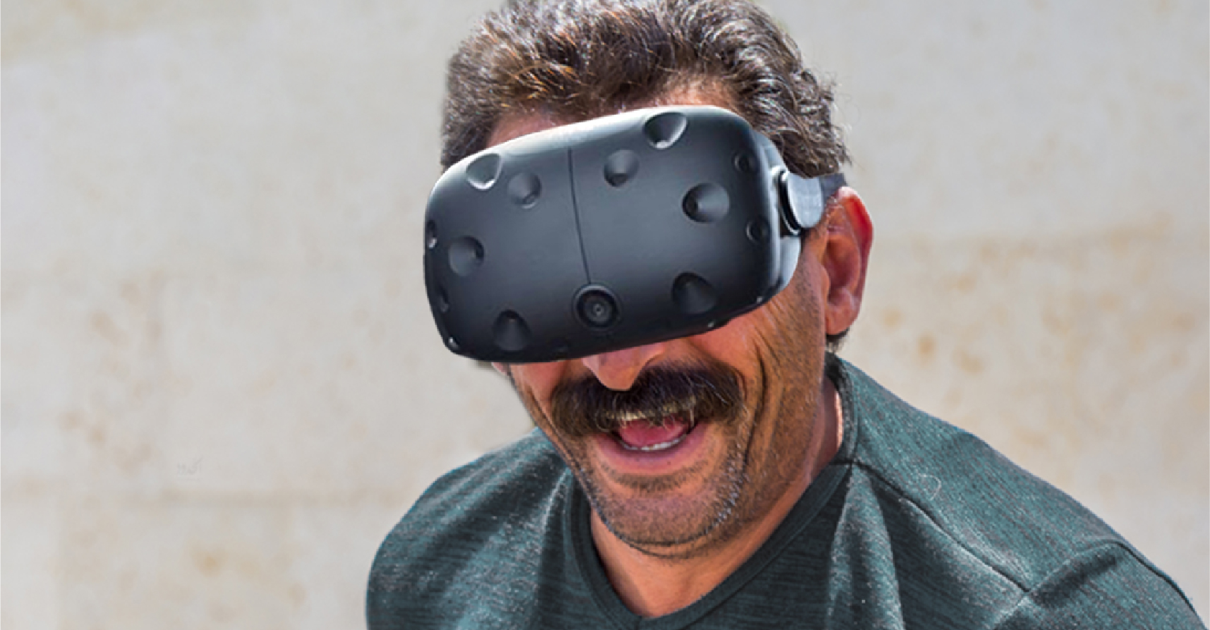 صورة الحكومة تدعم تطوير ونشر نظارات الواقع الافتراضي ليتمكن المواطنون من معايشة ظروف أفضل