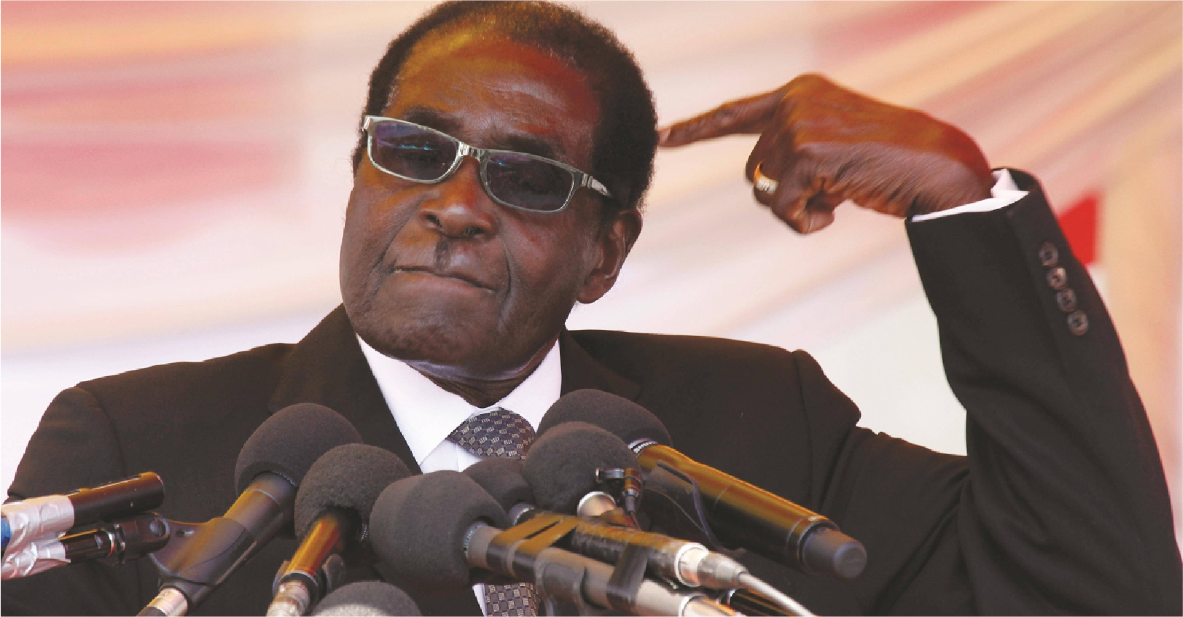 صورة موغابي يؤكد رفضه تقديم استقالته وتفضيله الإطاحة به كأي ديكتاتور يحترم نفسه