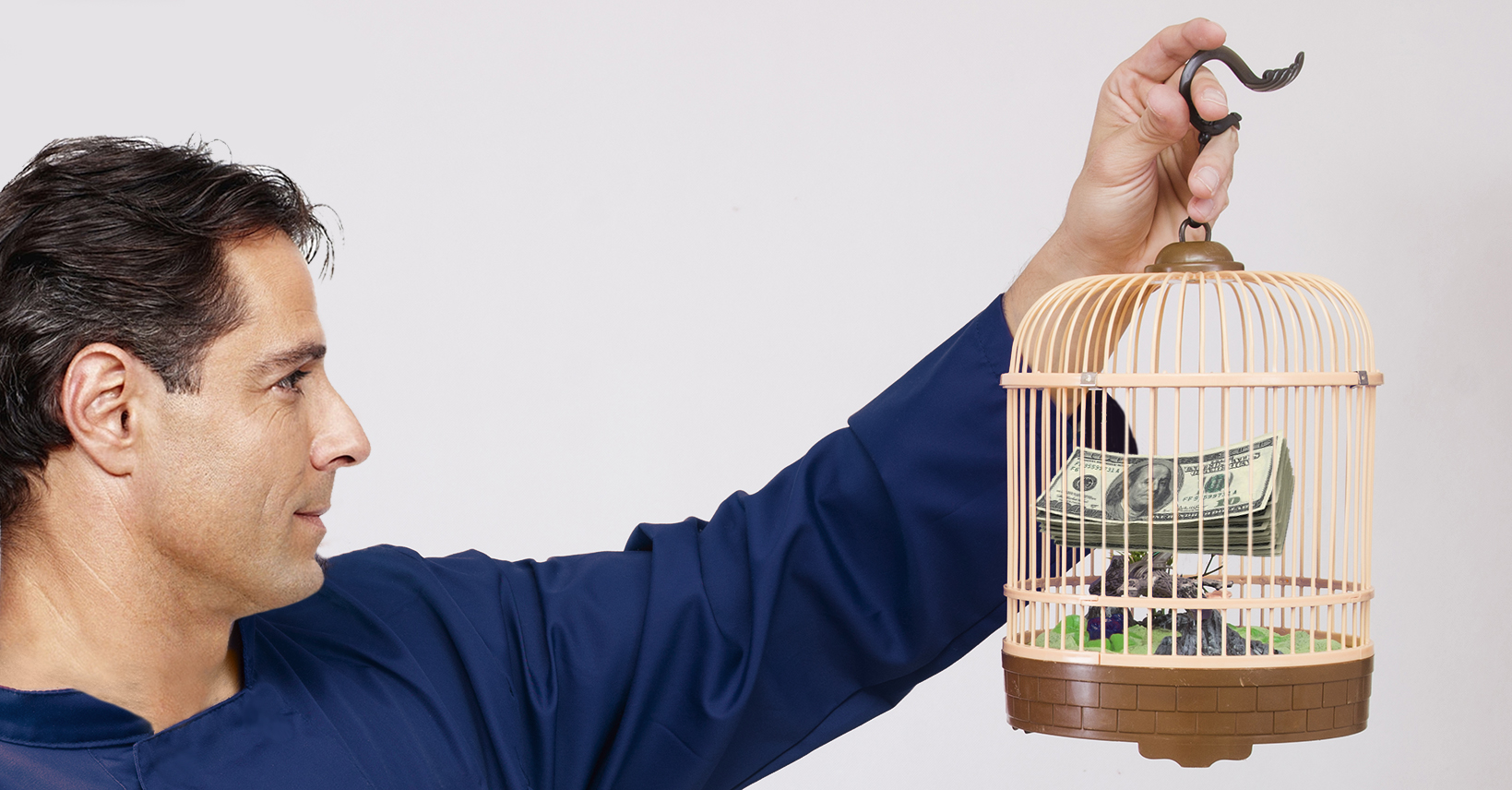 صورة مواطن يحتجز راتبه داخل قفص طيور لحين انقضاء الشهر واستلامه الراتب الجديد
