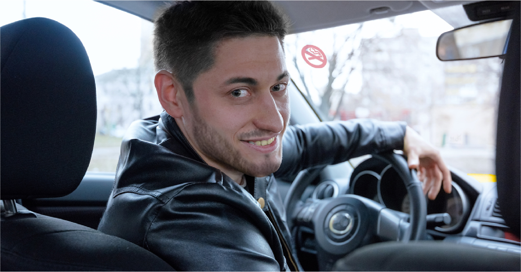 صورة سائق تاكسي يدعم تمكين المرأة ويخصص ٩٠٪ من رحلاته للنساء فقط