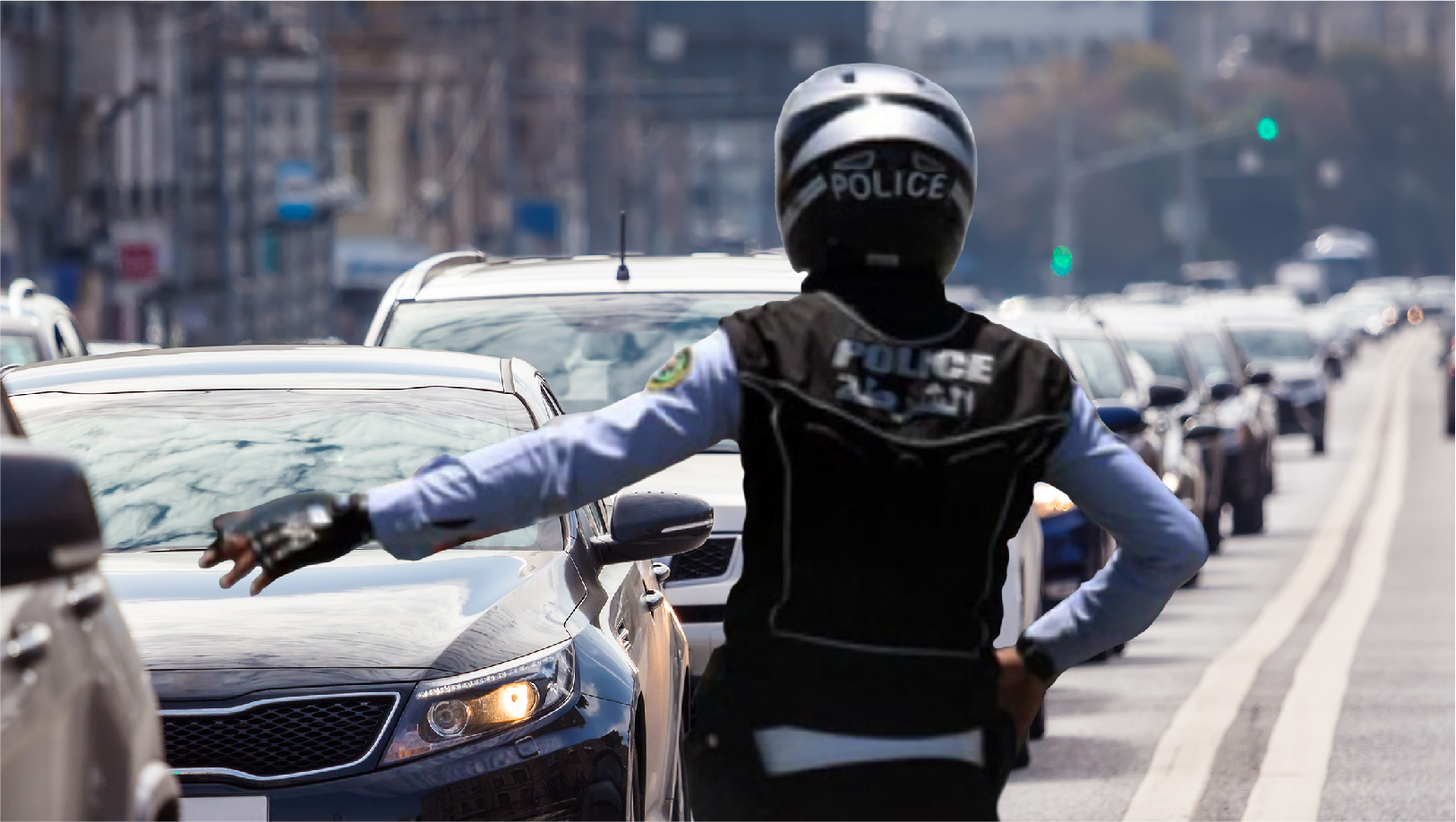 صورة شرطي سير يوقف المرور ربع ساعة عقاباً لسائق كاد أن يعطِّل السير