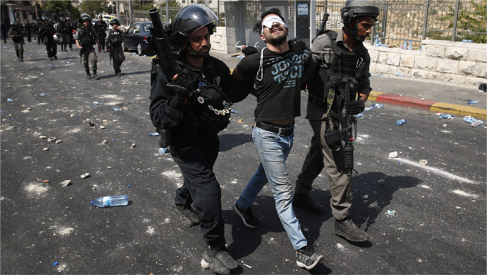 صورة أجهزة سلطات الاحتلال تمنع فلسطينياً عن دخول الأقصى لأنّّ معدنه صلب