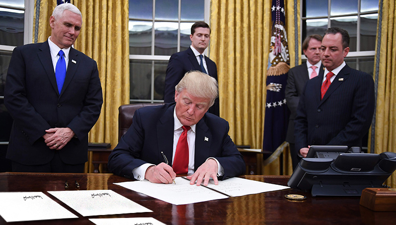 صورة ترامب يقرر توقيع خمسة قرارات حظر مقابل كل طعن في قرار حظر سفر تصدره المحكمة العليا