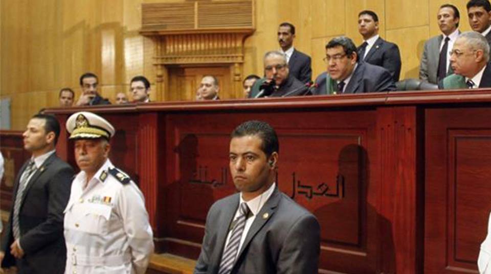 صورة القضاء المصري يطوّر مهاراته القانونية بمحاكمة الإخوان المسلمين ونقض أحكامه ثم إعادة محاكمتهم