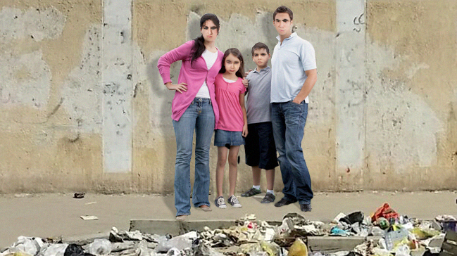 صورة عائلة تمتعض من وساخة عامل النظافة في حيهم لعدم جمعه النفايات التي رموها في الشارع ليلة البارحة