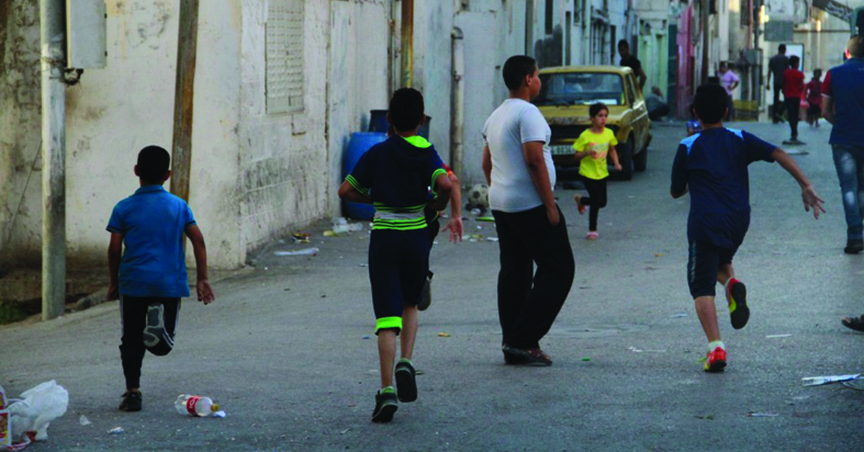صورة أهالي يطالبون الحكومة ببناء ملاعب للأطفال على الرّغم من تزفيتها مئات الآلاف من الشوارع ليلعبوا عليها
