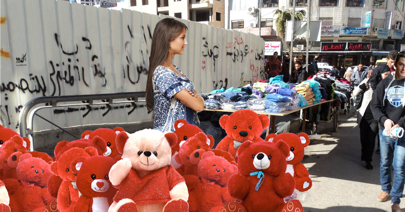 صورة عشرينية تفتح بسطة لبيع الدببة الحمراء التي تراكمت لديها عبر السنوات