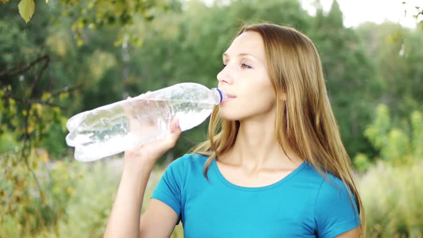 صورة علماء يؤكدون: شرب ثمانية أكواب من الماء في اليوم لن يقي من أي مرض غير العطش