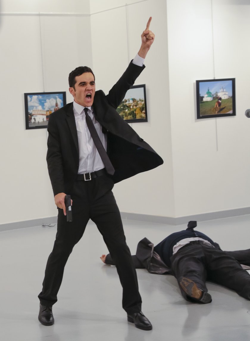 صورة الحدود تنفرد بنقد العمل الفني “صورة اغتيال السفير الروسي في تركيا”