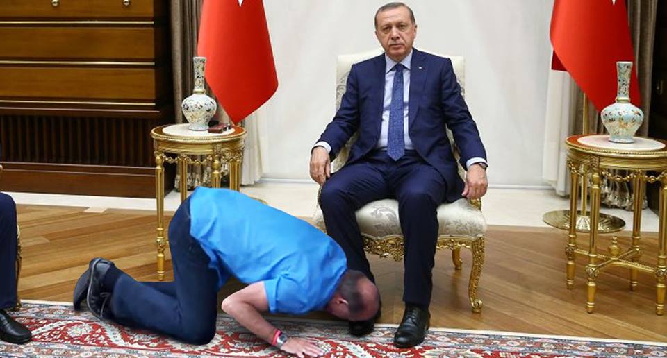 صورة أردوغان يفرض بروتوكول تقبيل حذائه ضمن مراسم الاستقبال الرسمية لضيوفه