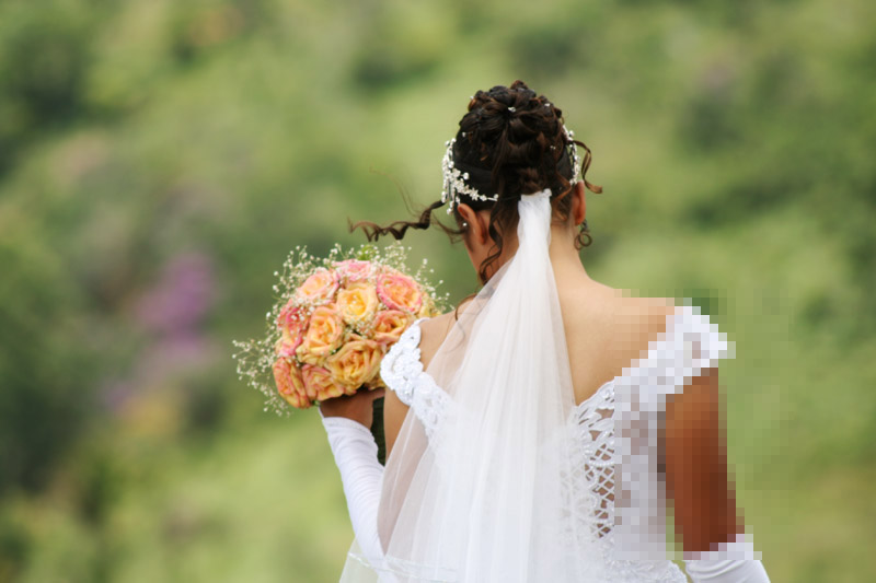 صورة عروس تمتنع عن صبغ شعرها يوم زفافها وتدخل الصالة بشعر أسود