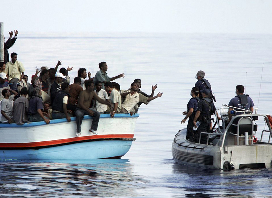 صورة القوات الليبية تغار من مجموعة من اللاجئين وتحبط محاولتهم بالهجرة