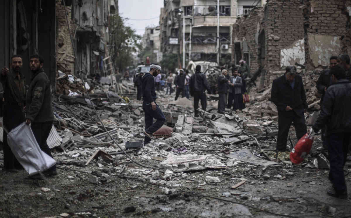 صورة جولة الصحافة: مصرع وقتلى في سقوط وتفجير قصف على هجوم من رهينة انتحاري